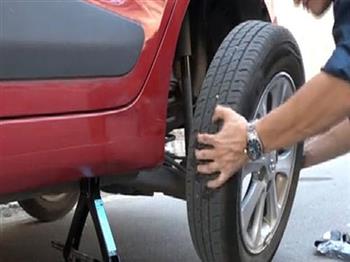 Kỹ năng tự thay lốp ôtô không thể bỏ qua cho tài xế Việt